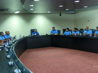 ފުލުހުންގެ އިސްވެރިންނާއި ހޯމް މިނިސްޓަރު އިމްރާން އަބްދުﷲ ބައްދަލު ކުރައްވަނީ