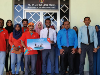 ދިރާގުގެ މުވައްޒަފުން ހޮޅުދޫ ކައުންސިލްގެ މެމްބަރުންނާއި އެކު