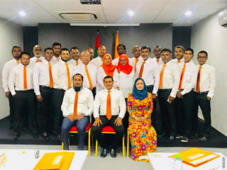 އެމްޑީއޭ ގައުމީ ޖަލްސާއަށްފަހު މެމްބަރުން ފޮޓޯއަކަށް އެތުރިލައިގެން