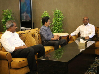 އިންޑިއާއަށް ފުރާވަޑައިގަތުމުގެ ކުރިން ފޮރިން މިނިސްޓަރ ޝާހިދާއި ފޮރިން މިނިސްޓްރީގެ ބައެއް އިސް ވެރިން ވެލާނާ އިންޓަރނޭޝަނަލް އެއާޕޯޓްގެ ވީއައިޕީ ލޯންޖްގައި