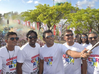 ކަލަރ ރަންގައި ބައެއް ވަޒީރުންނާއި، އުރީދޫގެ ބައެއް ވެރިންނާއި އެކު ނައިބުރައީސް ފައިސަލް ސެލްފީއެއް ނަންގަވަނީ