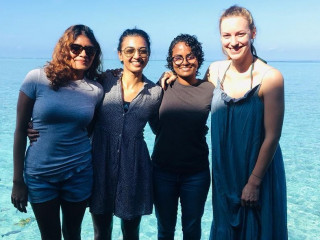 ރާދިކާ ސަމަރ އައިލެންޑްގައި ދިވެހިންތަކަކާއި އެކު ނާގާފައިވާ ފޮޓޯއެއް