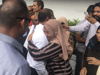 ރައީސް މުހައްމަދު ނަޝީދުގެ ގައިގައި ބައްދާލައިގެން އެ މަނިކުފާނުގެ ސަޕޯޓަރަކު ރޮނީ