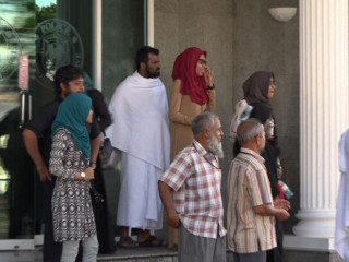 އުމްރާގެ އަޅުކަމަށް ގެންދިޔުމަށް ހިންގި ވިޔަފާރީގެ މުއާމަލާތުން ބިކަވީ ދަތުރުވެރިން!