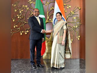 ހާރިޖީ ވަޒީރު ޢަބްދުﷲ ޝާހިދު، އިންޑިއާގެ ހާރިޖީ ވަޒީރާ ސުޝްމާ ސްވަރާޖް އާއި ބައްދަލުކުރެއްވުން