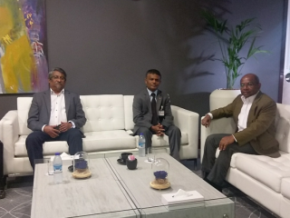 Foreign Minister Abdulla Shahid (r) in the UAE