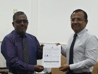 MP Umar Hussain given his membership form to JP\'s parliamentary group leader Abdulla Riyaz