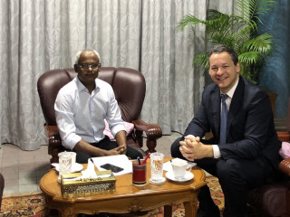 ޖެރަޑް ޖެންސަރ ރައީސް އިބުރާހިމް މުހައްމަދު ސޯލިހާއި ބައްދަލުކުރައްވަނީ