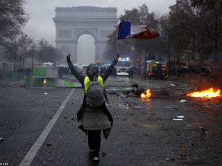 މުޒާހަރާގެ ބައިވެރިއަކު ފަރަންސޭސްވިލާތުގެ ދިދަ ހިފައިގެން ހިނގަނީ