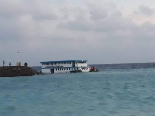 މުދާ އުފުލާ ބޯޓެއް މަނަދޫ ނެރުމައްޗަށް އަރައި އަޑިއަށް ހިނގެއްޖެ