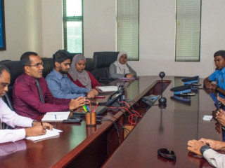 މިނިސްޓަރ މަލީހު ފުލުހުންނާއި ބައްދަލުކުރައްވަނީ