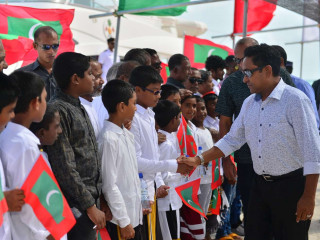 ކުރީގެ ރައީސް ޔާމީން ކުޑަކުދިންނާއި ސަލާމްކުރެއްވުން