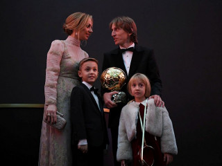 ބެލޮންޑިއޯ އެވޯޑް ހޯދި މޮޑްރިޗް އޭނާގެ އާއިލާއާއެކު