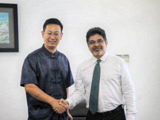 ސަފީރު ލިޒޯންގް (ވ) އާއިއެކު ފޮރިންގ ސެކްރެޓަރީ އަބްދުލްޣަފޫރު (ކ)