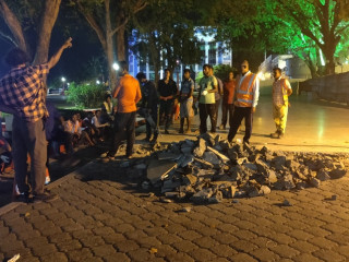 އަމީރު އަހުމަދު މަގުގެ މާބުލްތައް ނެގުމުގެ މަސައްކަތް ކުރަނީ