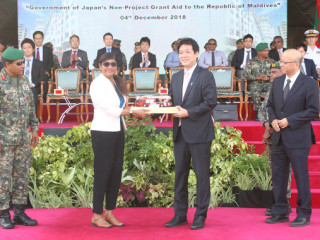 Defence Minister Mariya Ahmed Didi (L) and Special Advisor Kentaro Senoura