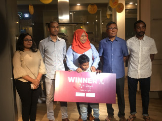 ރެއިންބޯ ޗާލު ބަދިގޭގެ ނަސީބުވެރިޔަކަށް ހޮވުނު އައިޝަތު ޝަބީނާ، ރެއިންބޯގެ އިސްވެރިންނާއެކު