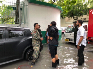 Defence Minister Mariya Ahmed Didi (c) assesses the sitatuion in Malé on Wednesday