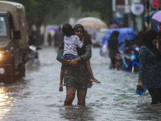 މާލޭގައި ފެންބޮޑުވެ، ކުޑަކުއްޖަކު އުރައިގެން އަންހެނަކު މަގެއްގައި ހިނގާފައި ދަނީ