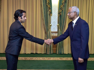 އަލީ ސޯލިހަށް މަޤާމުގެ ފަތްކޮޅު ރައީސުލް ޖުމްހޫރިއްޔާ އިބްރާހީމް މުހައްމަދު ސޯލިހް އަރުއްވާފައިވަނީ ޑިސެމްބަރު 6 ވަަނަ ދުވަހު