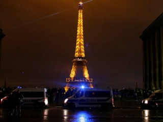 ފަރަންސޭސީ ފުލުހުން ވަނީ އެއިފްލް ޓަވަރ ކައިރި ސަރަހައްދުތަކުގެ ސަލާމަތީ ކަންކަން ވަރުގަދަކޮށްފައި