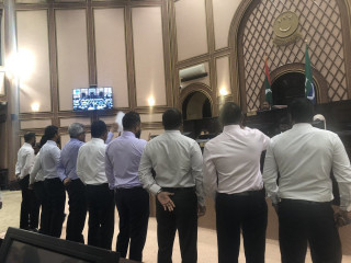 ބިލް މަޖިލީހަށް ހުށަހެޅުނު ދުވަހު ޕީޕީއެމްގެ މަޖިލީސް މެމްބަރުން އިހްތިޖާޖްކުރަނީ