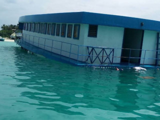 ނެރަށް އަރާފައިވާ ޕެލިކަން ބޯޓް