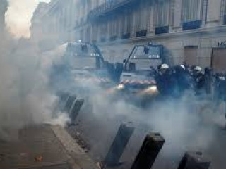 ޔެލޯ ވެސްޓް މުޒާހަރާ: 200 އަށްވުރެ ގިނަ މީހުން ހައްޔަރުކޮށްފި