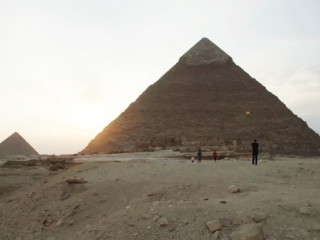 މިސްރުގެ އަހުރާމެއްގެ މަތީގައި ބަރަހަނާ ފޮޓޯނެގި ދެމަފިރިއެއްގެ މައްސަލަ ބަލަނީ