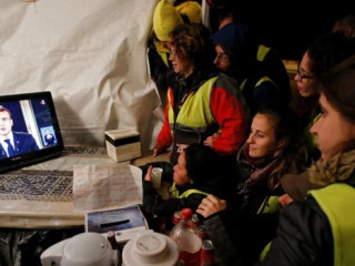 ޔެލޯ ވެސްޓް މުޒާހަރާގެ ބައިވެރިންތަކެއް މެކްރޮންގެ ތަގުރީރު ބަލަނީ