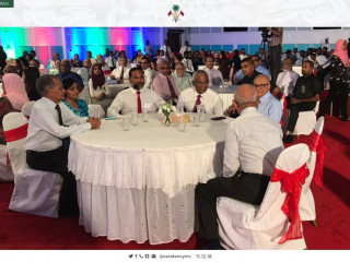 ނޫސްވެރިކަމުގެ ގައުމީ އިނާމްދިނުމުގެ ޖަލްސާގައި ރައީސް އިބްރާހިމް މުހައްމަދު ސާލިޙް އާއި ހޯމް މިނިސްޓަރ އިމްރާން އަބްދުﷲ