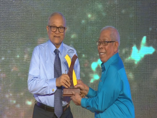 ކުރީގެ ރައީސް މައުމޫން ސާދިޤަށް އިނާމު ހަވާލުކޮށްދެއްވަނީ