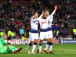 ޓޮޓެންހަމްގެ ކުޅުންތެރިން ލަނޑު ޖެހުމަށްފަހު އުފާ ފާޅުކުރަނީ