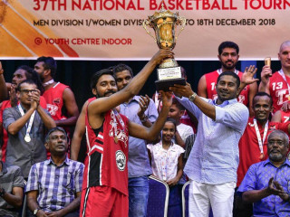 ޓީރެކްސް އިން ގައުމީ ބާސްކެޓް ލީގުގެ ތަށި އުފުލާލުން