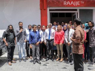President Ibrahim Mohamed Solih (c) with RaajjeTV staff during a visit after his election in September, 2018