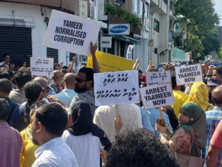 ކުރީގެ ރައީސް ޔާމީނާ ދެކޮޅަށް އެމްޑީޕީގެ ސަޕޯޓަރުން މުޒާހަރާކުރަނީ