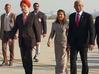 ރައީސް ސޯލިހް އާއި އަނބިކަނބަލުން އިންޑިއާގެ ނިއު ދިއްލީއަށް ވަޑައިގެންނެވުމުން ހޫނު މަރުހަބާއެއް ވަނީ ކިޔާފައި