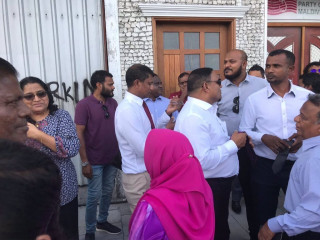 ޔާމީން ފުލުހަށް ހާޒިރުކުރި ދުވަހު ޕީޕީއެމް އޮފީސް ކުރިމަތީގައި މެމްބަރު ރިޔާޒު ރަޝީދާއި މެމްބަރު ހުސައިން މަނިކު ދޮންމަނިކު: މި ދެ ބޭފުޅުން ޖޭޕީ އަށް ސޮއިކުރެއްވީ ވަރަށް ފަހުން