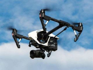 ޑްރޯންއެއް. ލަންކާގެ އެއާޕޯޓުގައި ޑްރޯން އެރުވުމުން ހައްޔަރު ކުރި ހަތަރު ދިވެހިން ވަނީ ދޫކޮށްލާފައި