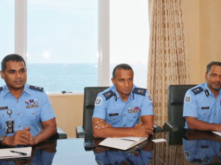 އީސީގެ މެމްބަރުންނާއެކު ޝަހީދު ހުސައިން އާދަމް ބިލްޑިންގައި ބޭއްވި މަޝްވަރާ ބައްދަލުވުމުގައި އެކްޓިން ޕޮލިސް ކޮމިޝަނަރު މުހައްމަދު ހަމީދާއި ފުލުހުންގެ އިސް ބޭފުޅުން