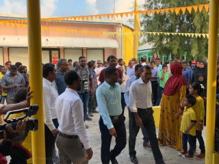 ރައީސް ނަޝީދު އިހަވަންދޫގެ ރައްޔިތުންނާއި ބައްދަލުކުރައްވަނީ