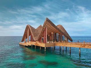 މި އަހަރު ހުޅުވި އެއްމެ ލަގްޒަރީ ރިސޯޓުތަކުގެ ލިސްޓުގެ ކުރީ ސަފުގައި ރާއްޖޭގެ ދެ ރިސޯޓު