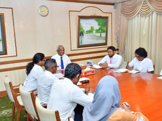 މާލޭ ސިޓީ ކައުންސިލްގެ މެންބަރުންނާއި ރައީސް ބައްދަލުކުރައްވަނީ