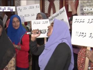 ޕީޕީއެމުން މިދިޔަ ހުކުރު ދުވަހުގެރޭ ކުރި މުޒާހަރާގައި އަންހެނަކު އަޑު އުފުލަނީ