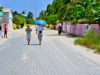 ހުޅުމީދޫ މަގެއްގައި ޓޫރިސްޓުންތަކެއް ހިނގާފައި ދަނީ