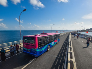 A bus travelling through the Sinamalé Bridge