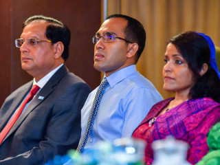 Communication Minister Mohamed Maleeh Jamaal (center)