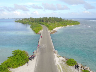 ފަތުރުވެރިންނަށް ހާއްސަކޮށް އައްޑޫގައި ބީޗެއް ތަރައްގީ ކުރަނީ