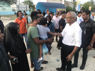 ރައީސް ސޯލިހު ހިންނަވަރަށް ވަޑައިގެން، އެ ރަށުގެ ރައްޔިތުންނާ ސަލާމް ކުރެއްވުން