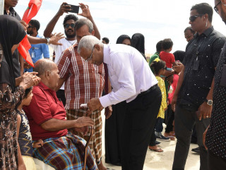 ރައީސް ސޯލިހް އަތޮޅުތެރޭގެ ރަށަކަށް ވަޑައިގެން ރައްޔިތުންނާ ބައްދަލު ކުރައްވަނީ:- ސަރުކާރުގެ ގިނަ ވައުދުތަކެއް ވަނީ ފުއްދާފައި